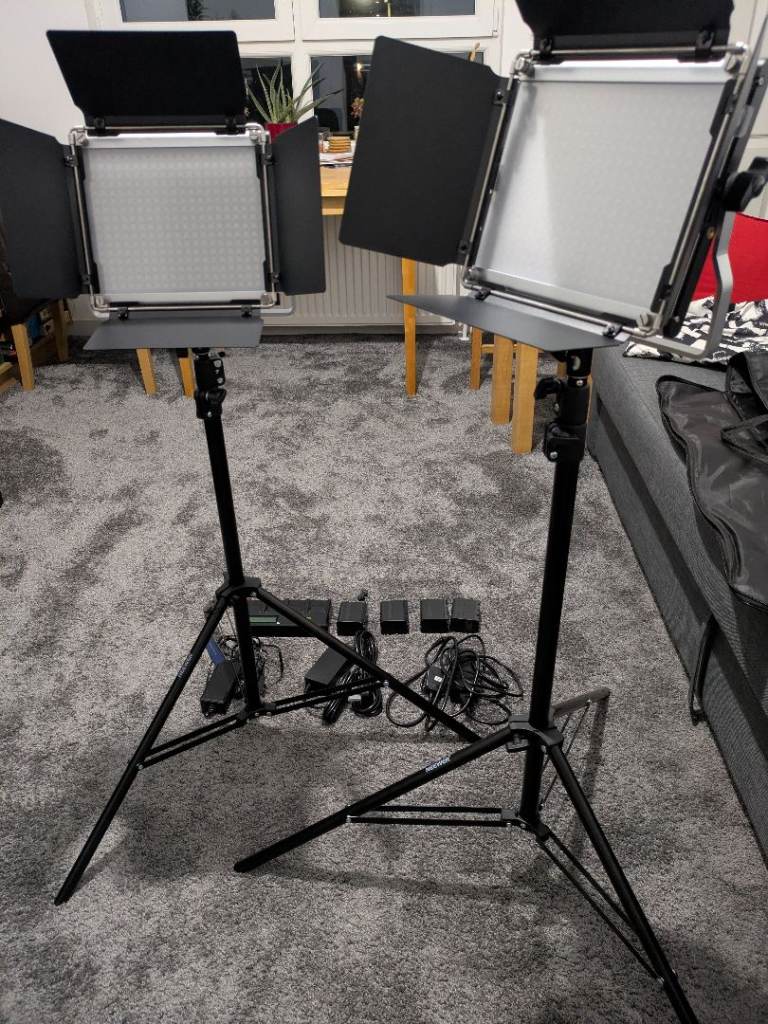 NEEWER 2x RGB 660 PRO II LED Video Light 200cm Light Stand 4xBatteries + Charger