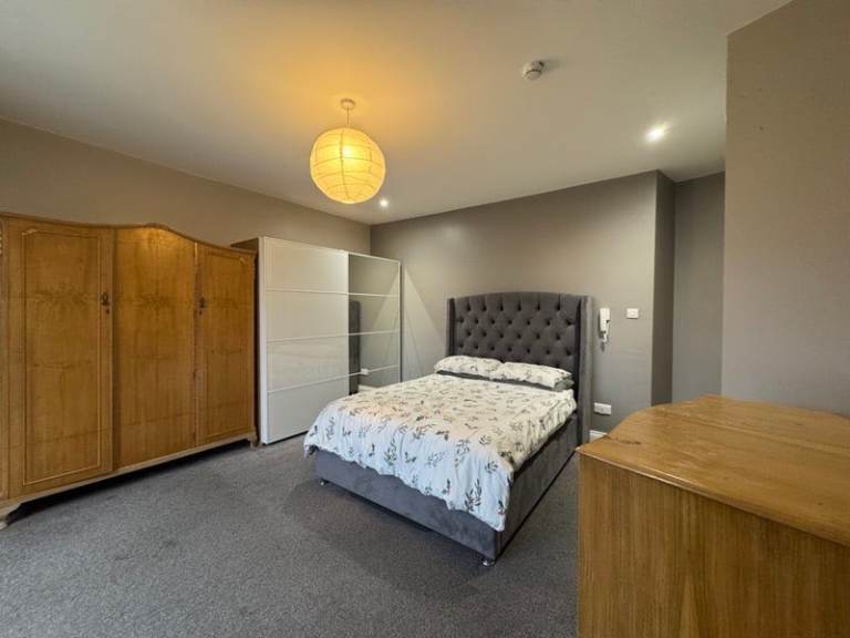 Luxurious Ensuite Room Prime Location  Includes All Bills