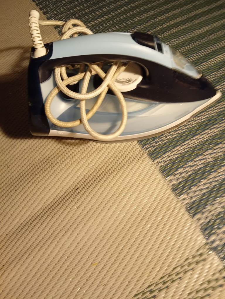 PHILIPS Blue Steam Iron – Good Condition