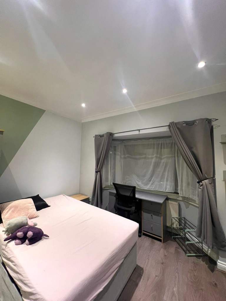First floor self-contained studio (dS) flat Hendon  NW4 