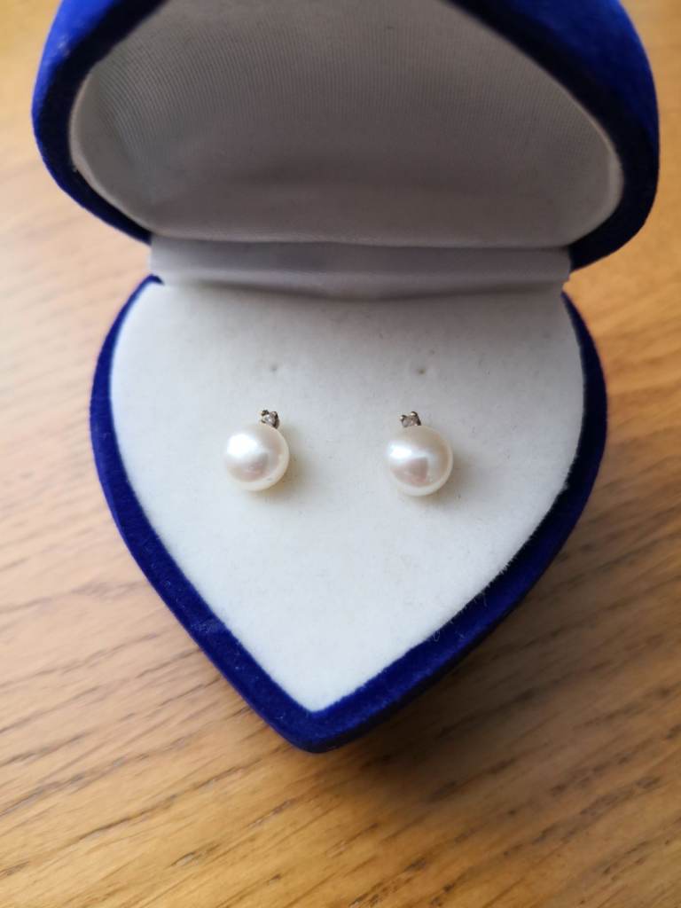 9ct gold pearl and diamond earings. 