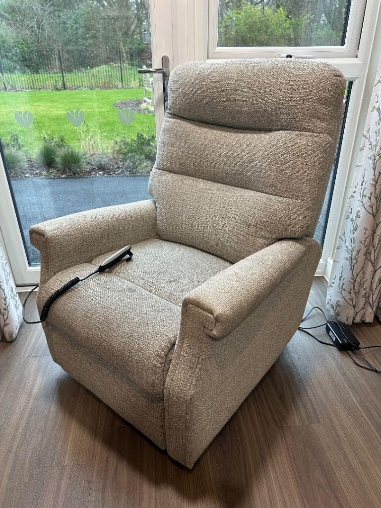 Celebrity Sandhurst Rise & Recline Chair - Electric Riser Recliner Armchair - Excellent Condition