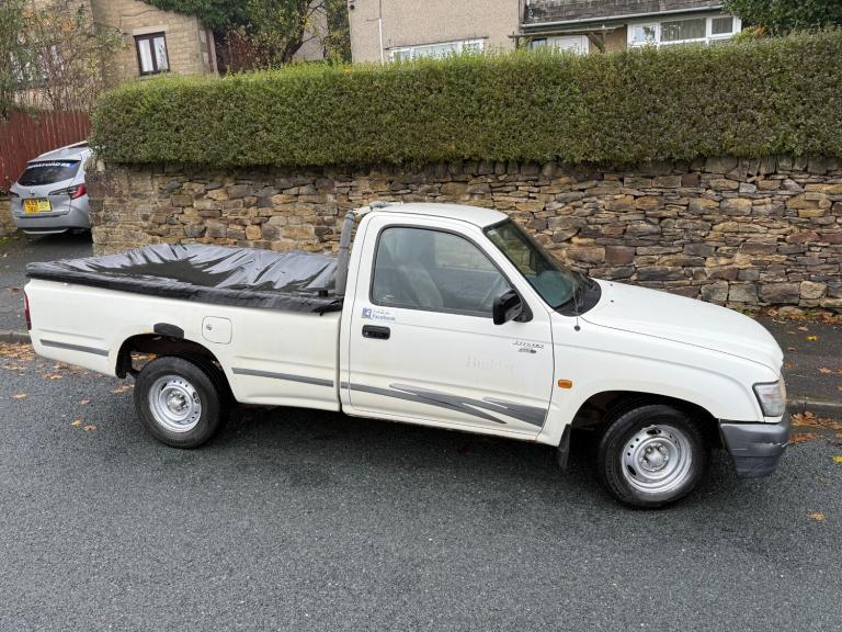 2003 Toyota Hilux 240 2.5 D4-D SINGLE CAB 4x2 WHITE PICK UP Diesel Manual
