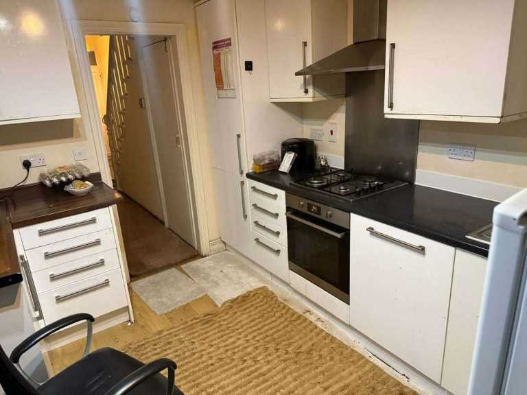 King Size Room Available for rent 