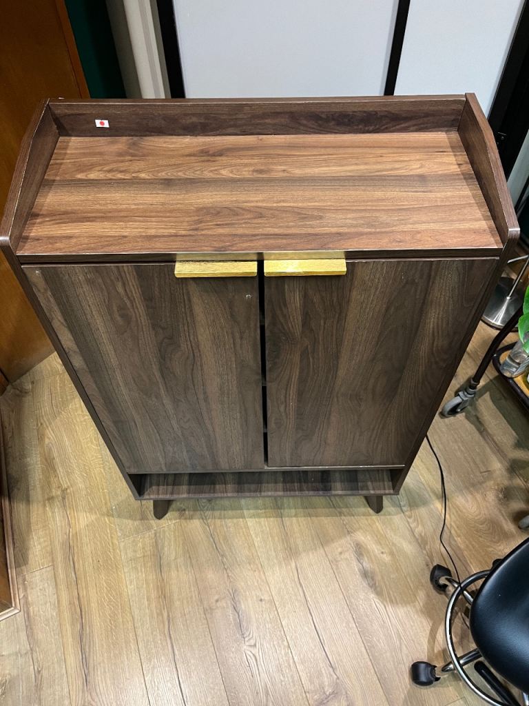 Selling this lovely Cabinet bookshelf shelves . Measurements are in the pictures 