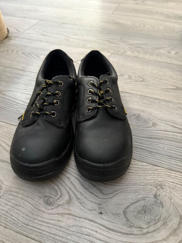 image for Earthworks safety shoes, size 7