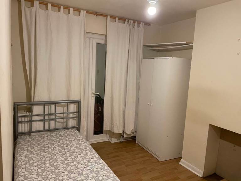 Loving double room to rent for a professional including bills in a shared house