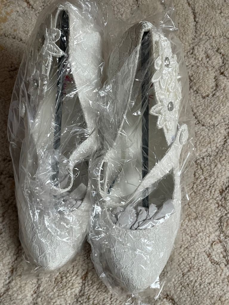 WOMENS SIZE 6 IVORY/WHITE WEDDING SHOES