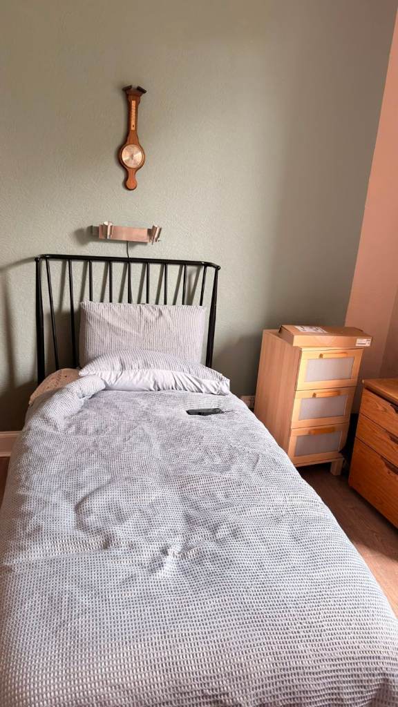 Shared room available in portobello 