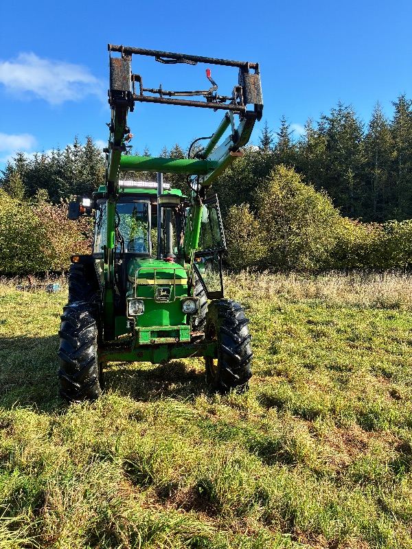 John Deere 2140 tractor with loader 