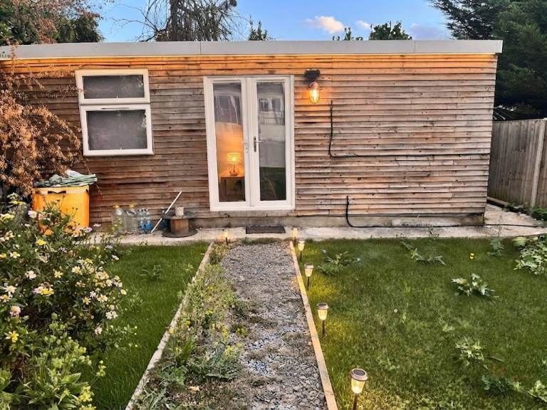 Large Studio flat in Norbury Hill only £1350 pcm Bills incuded