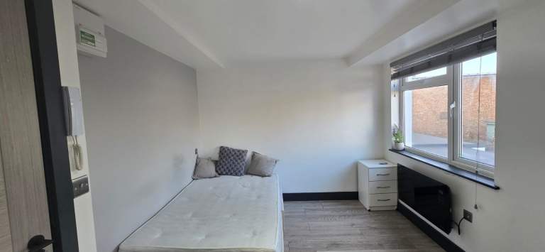 Studio to Let in Surrey, Orchard Rd, No deposit required, Dss welcome