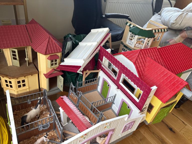 Schleich horse stables , farm and sylvanian family house 