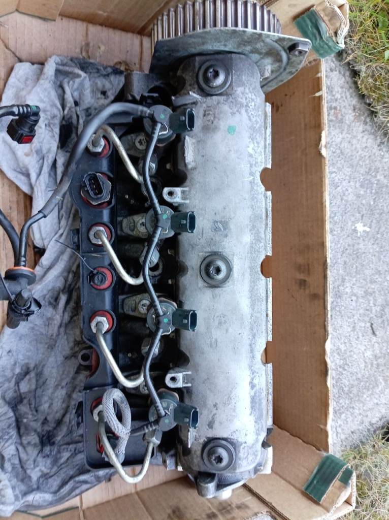 Renault Espace 1.9 DCI 2006 cylinder head