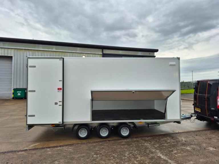 BRAND NEW 5M x 2.2M x 2.1M TRI AXLE BOX TRAILER WITH BARN DOORS 2700KG