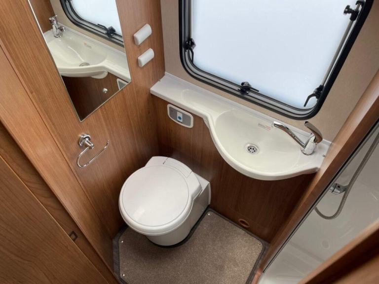 Auto-Trail Imala 732 Lo-Line 4 Berth 2 Belt Island Bed Motorhome 
