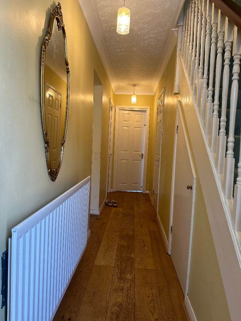 A cheaper big room available in a house ,Nearly to Colliers wood station.