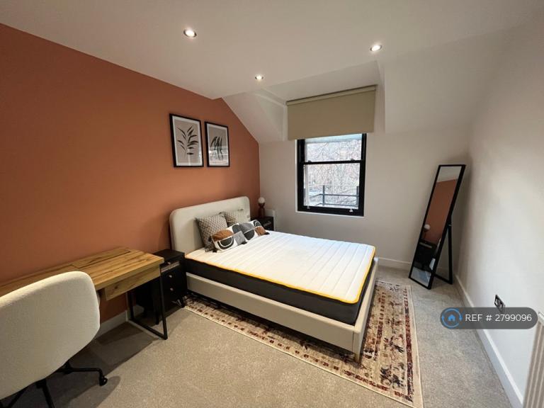 1 bedroom flat in New Briggate, Leeds, LS2 (1 bed) (#2799096)