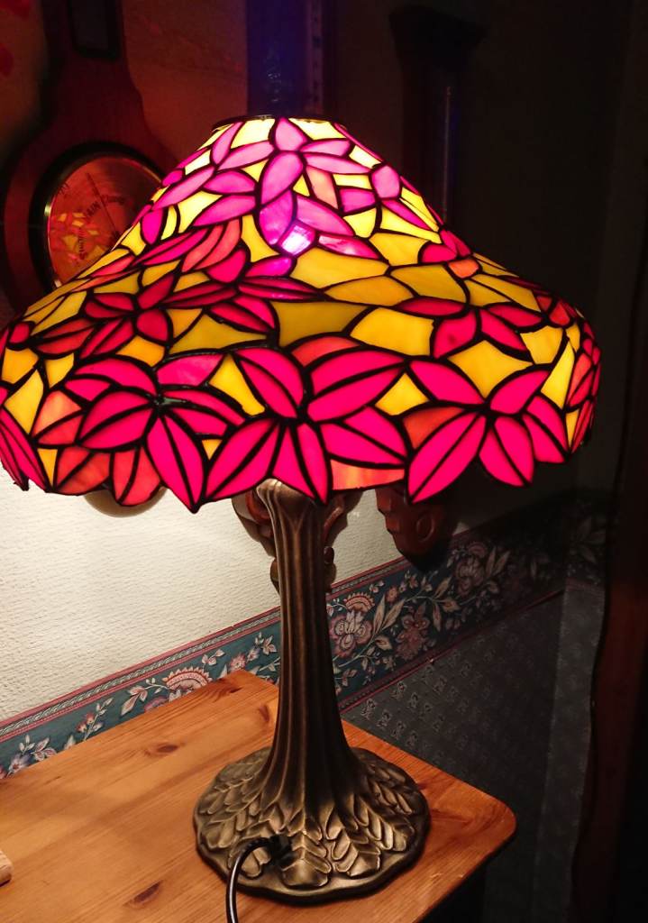 Tiffany style table lamp new and boxed 