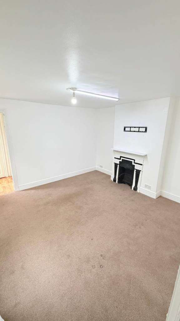 G8 Properties are pleased to offer this newly refurbished 2 Bed 1st Floor Flat on Barley Lane.