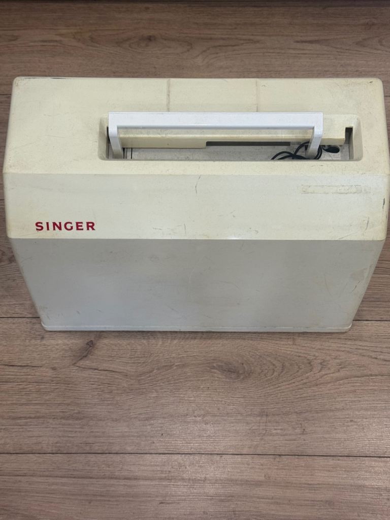 Singer Sewing Machine With Cream Case 