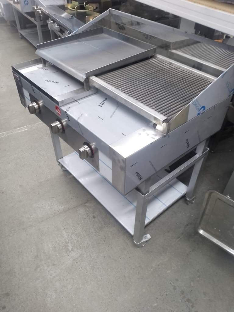 CHARBROILER / 3 burners GAS BBQ GRILL AND GRIDDLE on stand