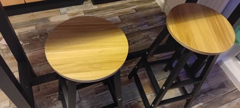 Bar and 2 stools