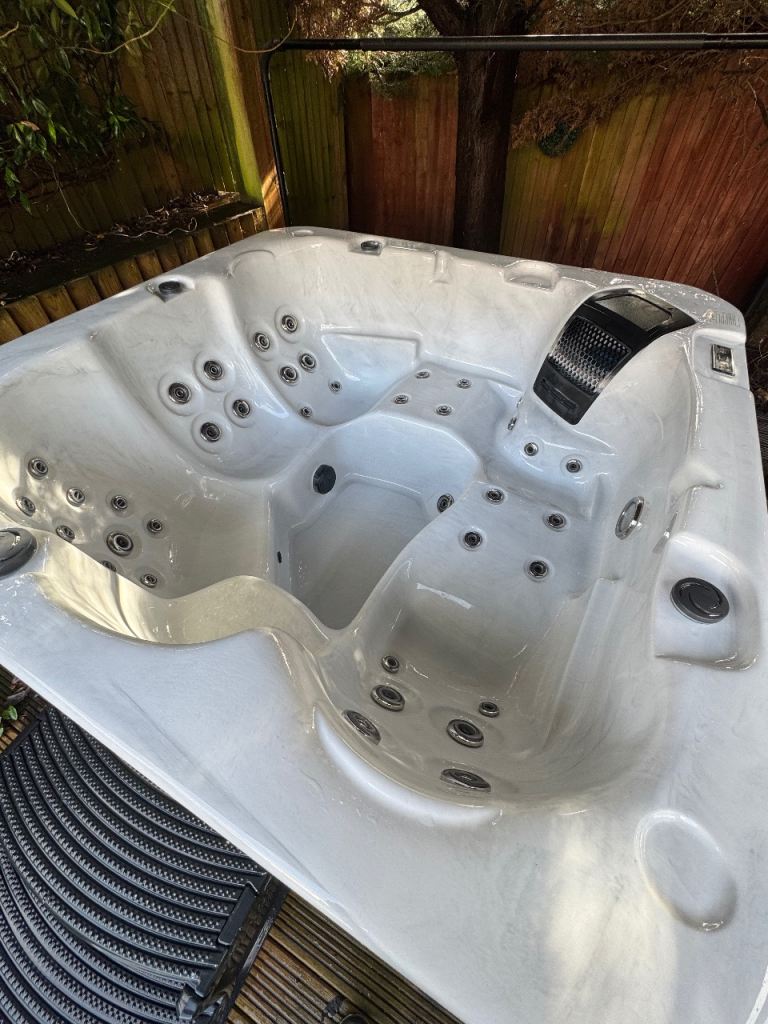 Hot Tub for sale - Excellent condition 