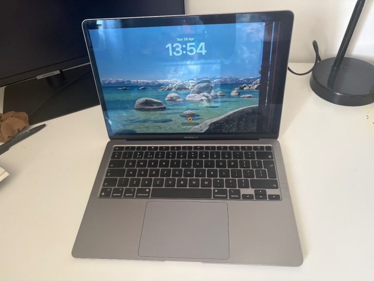 MacBook Air 2020 M1 - 16GB RAM, 256 Storage - Minor faulty screen on the right 