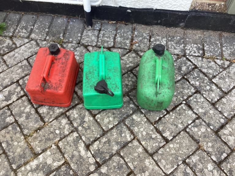 3 x5 litre petrol cans 