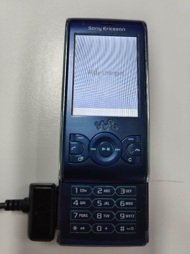 sony ericsson w595, working, locked to EE (or company use EE net), with charger