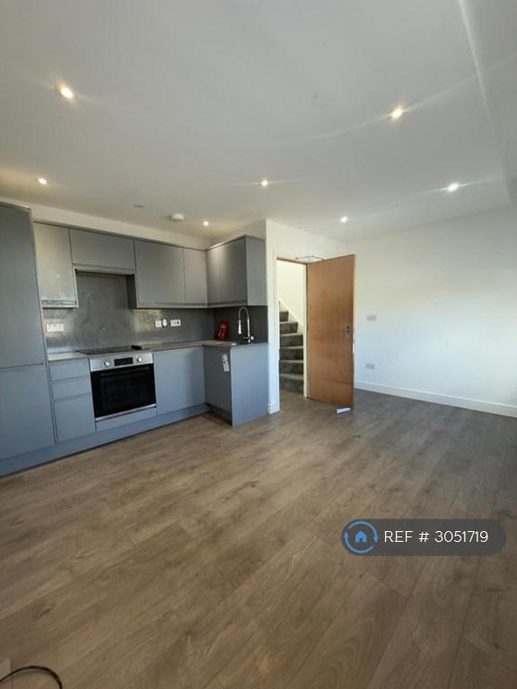 3 bedroom flat in Oakleigh Road North, London, N20 (3 bed) (#3051719)