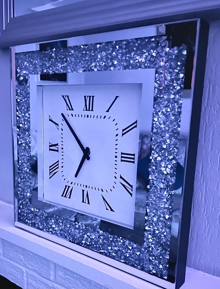 Mirrored clock 