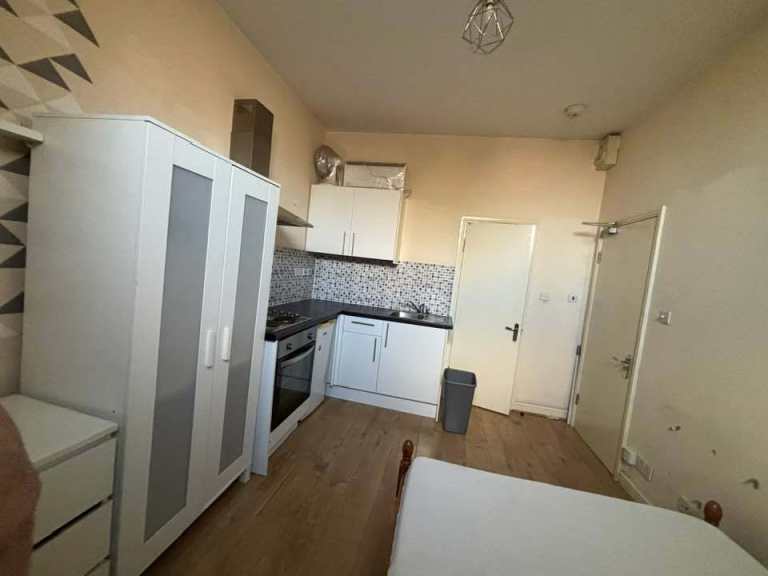 Modern Self-Contained Studio | 3-Min Walk to Archway Station