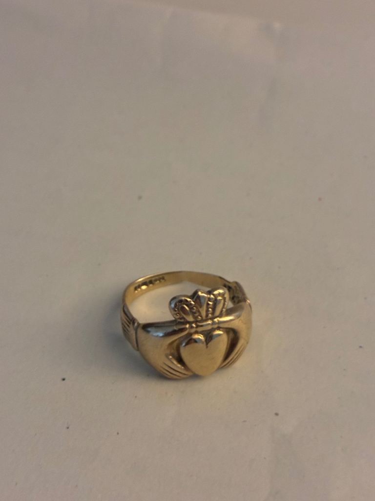 Hallmarked 9ct gold claddagh ring. 4.5g