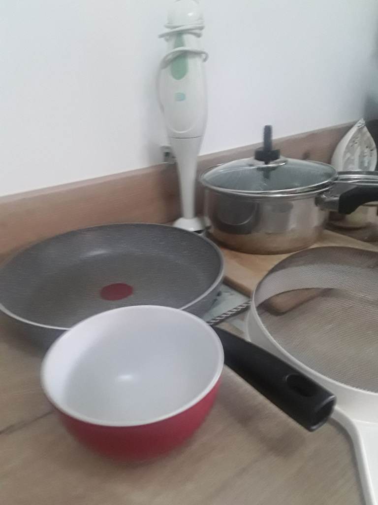KITCHEN ACCESSORIES, FRYING PAN, SAUCEPAN WITH LID,ELECTRIC MIXER,CHIP PAN ,CUTTING BOARD, ECT