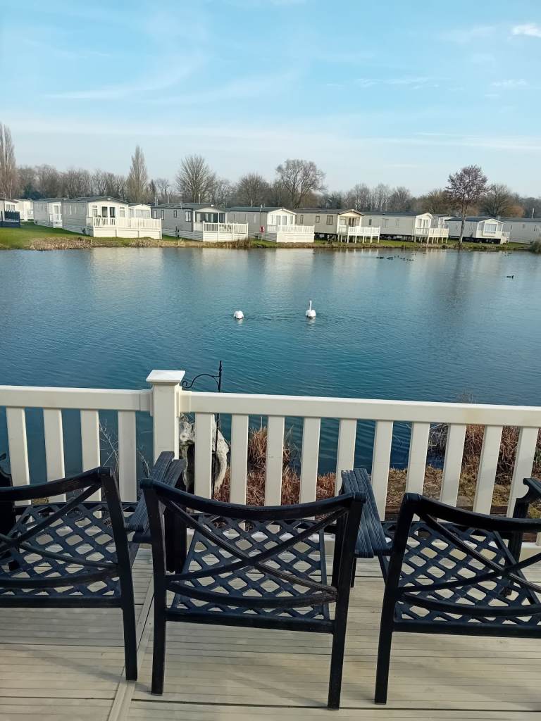Hoburne Cotswold lakeside caravan £19,750 . 3 years on license 38ft x12ft SWIFT BORDEAUX