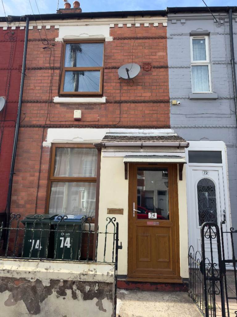 To Let  2-Bedroom, 3-Bathroom House  £900 PCM