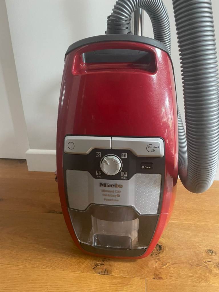 Miele CX1 blizzard powerline Vacuum cleaner for sale in very good condition.