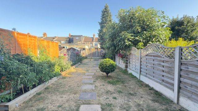 STUNNING 4 BED HOUSE WITH PARKING AND LARGE GARDEN - MST SEE PROPERT **
