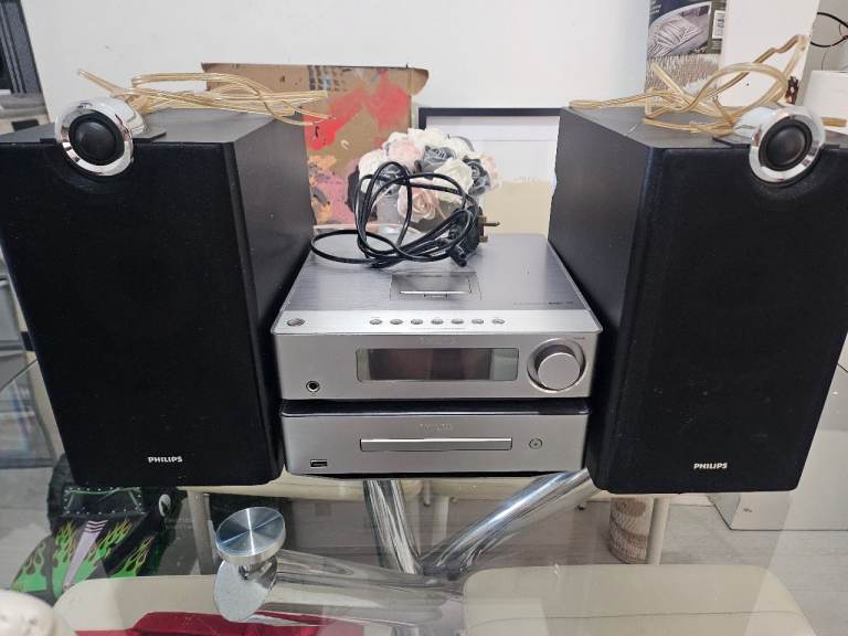 Philips Compact Stereo System with Speakers – Good Condition