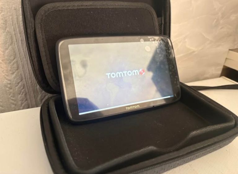 TomTom GO 4PN60 – Genuine Mount Included – Like New