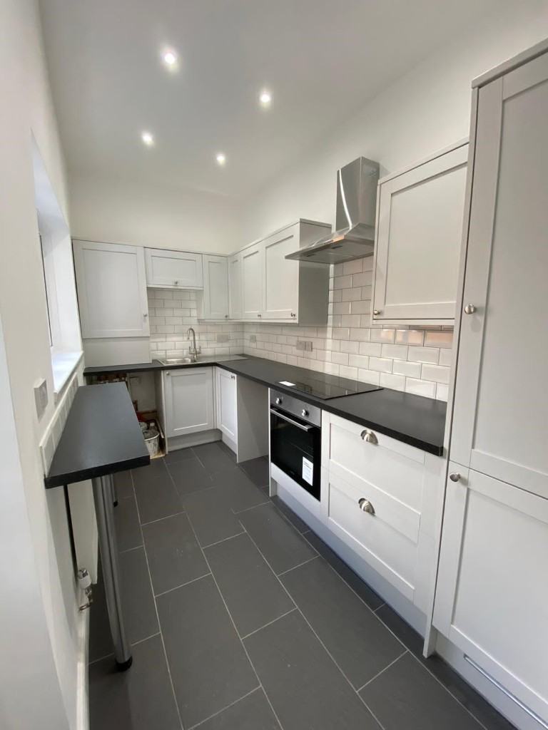 LOVELY 1 BEDROOM GARDEN PROPERTY SITUATED IN HIGHAMS PARK CLOSE TO ALL SHOPS AND TRANSPORT LINKS. E4