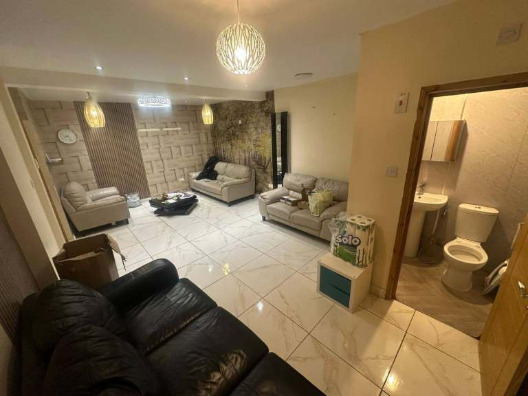 Large Furnished Ensuite Room | Bills Included | Gants Hill | £500 pcm