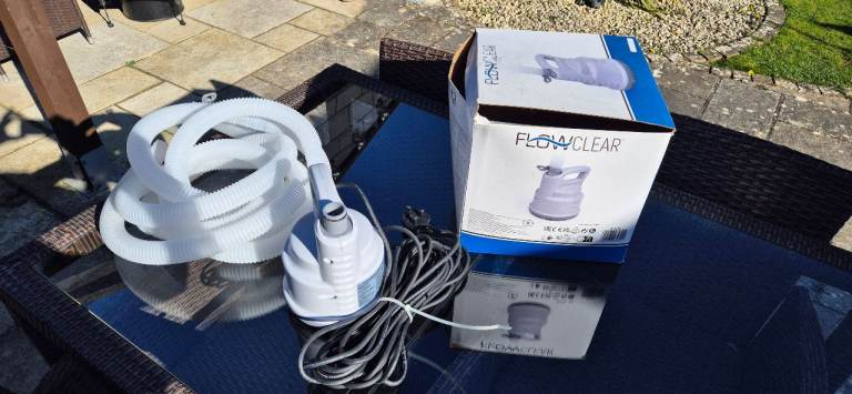 Flowclear White Pool Filter Pump – Good Condition