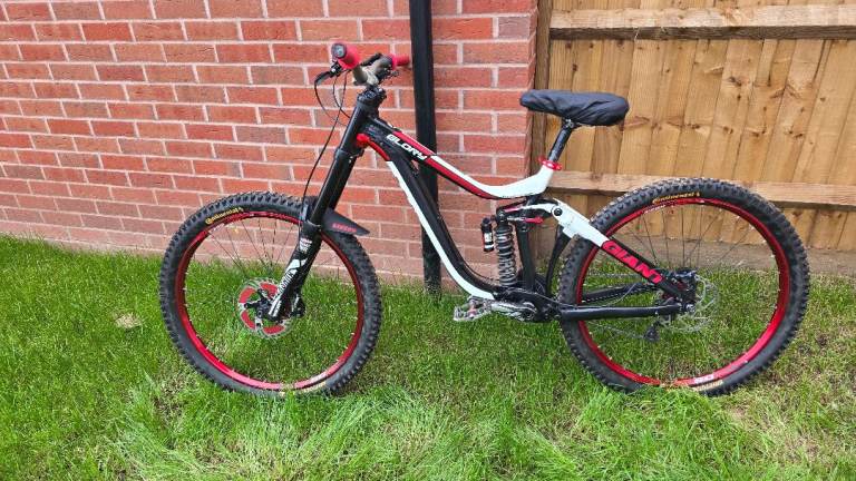 Giant glory downhill mountain bike