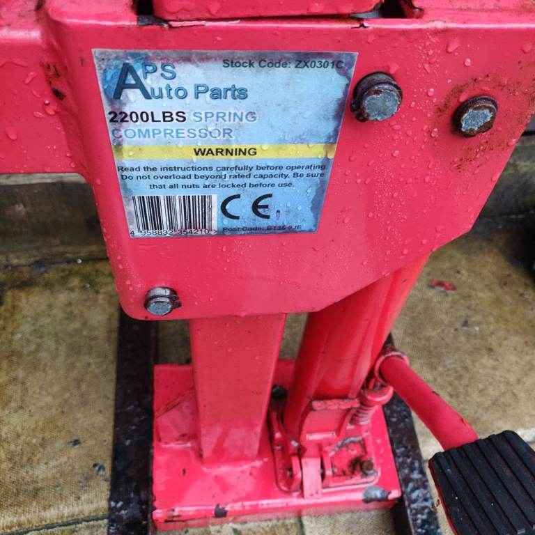 Hydraulic coil spring compressor 