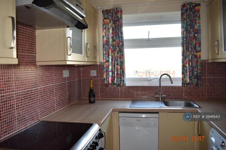 2 bedroom flat in Portland Court, Sutton, SM1 (2 bed) (#2941643)