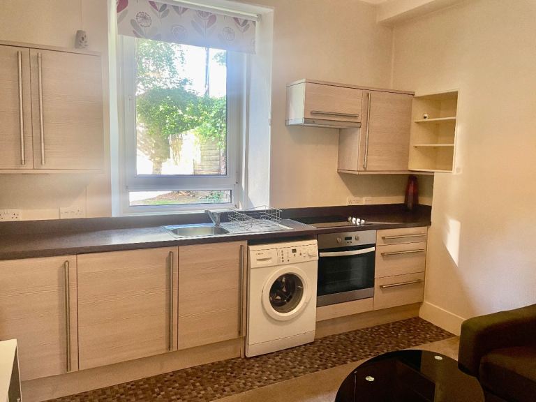 Lovely 1 bedroom west end city centre flat 