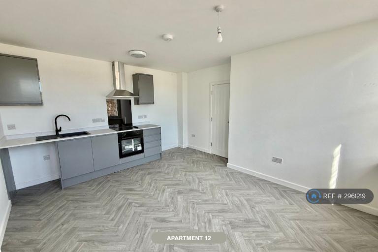1 bedroom flat in Market Place, Mansfield, NG18 (1 bed) (#2961219)